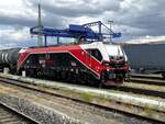 159 227-4 , eine Eurodual von Stadler, durchfährt mit einem Kesselwagenzug langsam den Güterbahnhof in Hof.