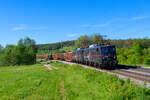 140 811 EBS und 140 815 EBS mit einem Holzzug bei Lehrberg Richtung Ansbach, 14.05.2022