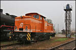 Am 3.10.2026 besuchte ich das Eisenbahn Museum BW in Weimar. Neben den Loks im Rundschuppen waren viele Exponate im Freien abgestellt. Darunter befand sich auch die Diesellok 345413 vom Erfurter Gleisbau. Die Lok machte �u�erlich einen herausragenden Eindruck, da ihr Lack nahezu neuwertig gl�nzte.