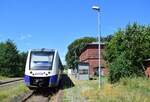 622 727 steht im Bahnhof Dahlenburg abgestellt. Bislang ist die Strecke von Lüneburg bis Dahlenburg wieder für den Verkehr freigegeben. Von Dahlenburg bis Dannenberg ist die Strecke aufgrund der Bröckelschwellen weiterhin gesperrt. Eigentlich sollte der Zug an diesem Tage auch fahren. Leider fielen alle Fahrten des Tages aus weshalb nur ein Bild aus Dahlenburg möglich war.

Dahlenburg 15.08.2023