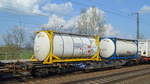 Drehgestell-Containertragwagen vom Einsteller ERR European Rail Rent GmbH mit der Nr. 37 TEN 80 D-ERR 4556 461-4 Sgns3 Bf Duisburg-Hafen in einem Containerzug am 20.04.21 Bf. Saarmund.