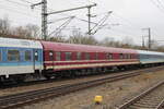 Speise- und Barwagen D-EURO 55 80 89-80 008-7 WGmh 056.2 im MSM 330  Advents-Partyzug  aus Köln Hbf, am 13.12.2025 in Erfurt Hbf.