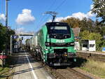 FLEX, Stadler Eurodual, 9080 2159 270-8 D-ELP mit einem Kesselzug bei de Durchfahrt durch den Bahnhof Dabendorf in Brandenburg am 03. Oktober 2025.

