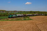 2159 253 mit Kesselzug Stendell-Vohburg am 01.05.2025 bei Chemnitz-Furth. Im Hintergrund ist die Ortslage Glösa zu sehen.