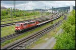 Bei schlechten Lichtverhältnissen in Würzburg-Zell ist die GfF 111 056-8 am 10.05.2023 mit dem Pilger-Sonderzug DZ 13450 von München Ost über Augsburg, Nürnberg, Würzburg, Gemünden/Main und Karlsruhe nach Lourdes (Frankreich) unterwegs. Das Wagenmaterial bestand aus Liegewagen des Optima-Express und dem grünen Bord-Barwagen, ehemals als Rewe-Supermarktzug unterwegs, und wurde auch von der Gesellschaft für Fahrzeugtechnik in Crailsheim gestellt. Gechartert wurde der Sonderzug durch die Katholische Militärseelsorge der Bundeswehr.