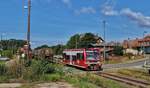 Der LVT/S 504 002 verlässt den Bahnhof Ganzlin.
