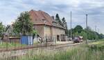 Das Empfangsgebäude des Bahnhof Mirow mit LVT-S 672 919 als RB 16 nach Neustrelitz am 06.07.2023.
