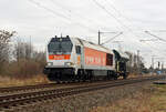 Sonderlich schwer zu arbeiten hatte 264 012 der hvle am 10.12.21 nicht, als sie mit nur einem Schüttgutwagen durch Greppin Richtung Bitterfeld rollte.