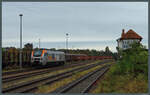 Direkt am Stellwerk B 2 in Bernburg steht am 04.10.2025 die Eurodual 159 004 der HVLE.
