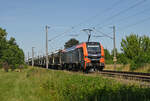 Mit einem Kieszug am Haken rollte am 24.06.26 2159 014 der hvle durch Greppin Richtung Bitterfeld.