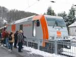 Die Fahrgste des Ostersonderzuges zeigten in Rbeland ein groes Interesse fr die neue Maschine der hvle. Foto: Gnther Breutel, 23.03.2008 