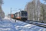 Von Nordrhein-Westfalen aus erreicht hier Hectorrail 245002 am 11.3.2023 um 10.05 Uhr mit einem Container Zug am Haken niedersächsischen Boden bei Hasbergen.