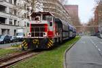 HFM Hafenbahn Frankfurt am Main Krauss Maffei MH05 Rangierlok D9 (98 80 0505 013-9) beim Rangieren am 29.12.25 in Frankfurter Westhafen von einen Gehweg aus fotografiert