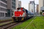 HFM Hafenbahn Frankfurt am Main Krauss Maffei MH05 Rangierlok D9 (98 80 0505 013-9) beim Rangieren am 29.12.25 in Frankfurter Westhafen von einen Gehweg aus fotografiert