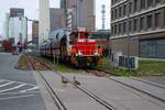HFM Hafenbahn Frankfurt am Main Krauss Maffei MH05 Rangierlok D9 (98 80 0505 013-9) beim Rangieren am 29.12.25 in Frankfurter Westhafen von einen Gehweg aus fotografiert