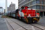 HFM Hafenbahn Frankfurt am Main Krauss Maffei MH05 Rangierlok D9 (98 80 0505 013-9) beim Rangieren am 29.12.25 in Frankfurter Westhafen von einen Gehweg aus fotografiert