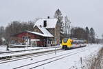563 802 erreicht im leichten Schneefall den Bahnhof Langenhahn auf den Weg nach Limburg.