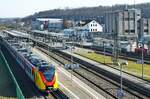 Am 05.03.2026 verlässt der HLB-ET 271 mit einer RB nach Dillenburg den Bahnhof Wetzlar. Der Kasten rechts im Hintergrund ist das Bahnhofsgebäude (mit integriertem Stellwerk). 