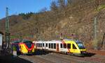 Das war eigentlich anders geplant: Die HLB-Triebwagen ET 146 und VT 261 begegnen sich an der nördlichen Einfahrt des Bahnhofs Dillenburg. Eigentlich wollte ich eine Aufnahme des nach Betzdorf ausfahrenden VT machen, sobald er die Signale passiert hat, leider rauschte mir der ET einige Sekunden zu früh ins Bild.