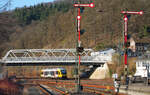 Ein unkannter VT der HLB verlässt am 05.03.2026 den Bahnhof Dillenburg in Richtung Betzdorf. Auffällig die verkürzten Signalflügel des linken Signalmastes.