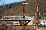 Der HLB-429 543 trifft auf seiner Fahrt mit dem RE 99 (Siegen - Frankfurt/Main) am 05.03.2026 in Dillenburg ein