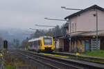 Nachschuss auf 2648 023 in Stockhausen auf seiner Fahrt nach Limburg. Das BIld wurde an einem Bahnübergang gemacht.

Stockhausen 31.03.2024