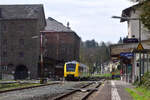 Noch Grüßen sich Lokführer und Fahrdienstleiter in Löhnberg. 2648 024 erreicht den Bahnhof Löhnberg. Mittlerweile wurde der Bahnhof auf ESTW umgebaut und der kleine Zwischenbahnsteig wurde durch einen vollwertigen Bahnsteig ersetzt.

Löhnberg 31.03.2024