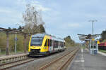 Wenig einladend wirkt der Bahnhof von Albshausen als VT 273 diesen erreicht. Von den Bahnsteigdächern sind nur die Gerippe übrig, immerhin gibts einen kleinen Wetterschtz.

Albshausen 31.03.2024