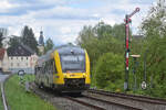 648 020 hat soeben Löhnberg in Richtung Limburg verlassen und passiert das Einfahrsignal der Gegenrichtung. Interessant ist hier die klappbare Zs3 Tafel welche nur aufgeklappt wird wenn in die Nebengleise gefahren wird.

Löhnberg 27.04.2024