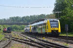 2649 005 und 2648 004 fahren in Kerkerbach aus in Richtung Limburg. 261 054-1 hat währenddessen ihre Kalkwagen in das Nebengleis gedrückt.

Kerkerbach 01.05.2024