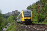 VT280 passiert das Blocksignal A der Gegenrichtung auf seinen Weg nach Gießen. Im Hintergrund ist die Burg Runkel zu sehen.

Runkel 01.05.2024