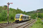 VT 287 erreicht zusammen mit einem weiteren 648er den Bahnhof Kerkerbach aus Richtung Wetzlar. Hier passiert der Zug die Ausfahrsignale in Richtung Weilburg.

Kerkerbach 01.05.2024