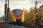 Der 1440 157 der HLB passiert am 3.11.2025 das ESig Großauheim auf seiner Fahrt zum Rüsselsheimer Opelwerk.