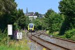 VT 203 verl�sst Burbach in Richtung Haiger. Aufgenommen am Bahn�bergang J�gerstra�e.

Burbach 20.07.2024
