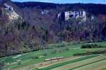 Vt 5 + VB 15 + VS 18 mit Schlerzug 6452 im Donautal bei Fridingen, 02.05.1997.