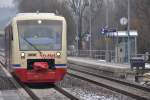 RADOLFZELL am Bodensee (Landkreis Konstanz), 22.02.2014, ein Nahverkehrszug der Hohenzollerischen Landesbahn von Stockach nach Radolfzell bei der Einfahrt in den Haltepunkt Radolfzell-Haselbrunn