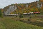 Von Singen kommend zieht V 180 der HzL die Holcim-Wagen am 06.10.2015 zwischen Dietfurt und Inzigkofen durch das obere Donautal.