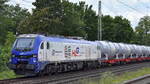 HLG - Holzlogistik and Güterbahn GmbH, Bebra [D] mit der Eurodual Lok  2159 215-3  [NVR-Nummer: 90 80 2159 215-3 D-RCM] und dem Tanktainer Kalilaugenzug (leer) am 06.07.23 Höhe Bahnhof Dedensen-Gümmer.