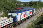 248 052 von ATLU vermietet an die Holzlogistik G�terbahn kam leider aus der falschen Richtung mit Schwellen am 3.7.26 bei Dollnstein.