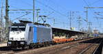 HSL Logistik GmbH, Hamburg [D] mit der Railpool Lok  186 539-3  [NVR-Nummer: 91 80 6186 539-3 D-Rpool] und einem schwach ausgelastetem KLV-Zug aus Rostock Seehafen am 28.02.23 Durchfahrt Bahnhof