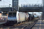 HSL Logistik GmbH, Hamburg-Tiefstack [D] mit der Akiem Lok  186 366-1  [NVR-Nummer: 91 80 6186 366-1 D-AKIEM] und einem Kesselwagenzug (leer) Richtung Stendell am 18.03.23 Durchfahrt Bahnhof