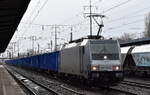HSL Logistik GmbH, Hamburg [D] mit der Akiem Lok  186 382-8  [NVR-Nummer: 91 80 6186 382-8 D-AKIEM] und einem Ganzzug Hochbordwagen der PKP Cargo (leer) am 20.12.23 Durchfahrt Bahnhof Schönefeld (bei Berlin). Weihnachtliche Grüße an den Tf. !!!