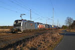 6193 180 der HSL schleppte am 01.03.26 einen LKW-Walther durch Wittenberg-Labetz Richtung Dessau. Als Wagenlok lief der Budamar-Vectron 383 215 kalt mit.