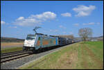 HSL 186 551-8 mit einem Ganzzug Autotransportwaggons am Fotobaum bei Retzbach im Maintal. Der Zug fuhr im Gegengleis in den Bahnhof Retzbach um dort zu pausieren. 22.03.2026