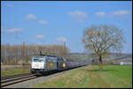 HSL 186 551-8 mit einem Ganzzug Autotransportwaggons am Fotobaum bei Retzbach im Maintal. Der Zug fuhr im Gegengleis in den Bahnhof Retzbach um dort zu pausieren. 22.03.2026