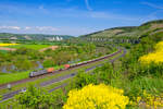 182 602 Hupac mit einem gemischten G�terzug aus Containern und Betonteilen bei Himmelstadt Richtung W�rzburg, 07.05.2022