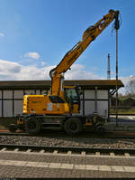 VDE 8 Komplexmaßnahme Halle Rosengarten–Angersdorf
▶ Standort: Bahnhof Angersdorf

Nach Bohrungen östlich der Bahnsteige fährt Zweiwegebagger Liebherr A 922 Rail Litronic auf Gleis 2 zurück Richtung Baulagerplatz.

🧰 Jaeger Umwelt + Verkehr GmbH + Co KG
🚩 Bahnstrecke Halle–Hann. Münden (KBS 590)
🕓 13.4.2021 | 10:03 Uhr