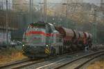 KAF Falkenhahn 4120 001-7 Vossloh G12 mit Schotterzug in Wuppertal, Dezember 2023.