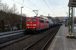Die 151 112-0 (91 80 6151 112-0 D-KRL) der KonRail GmbH (Weisenheim am Berg) fährt am 22 Januar 2026, mit einem Kesselwagenzug (laut Warntafeln 33/1268 beladen mit Erdöldestillaten N.A.G),