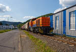 Die KSW 44 (92 80 1271 004-4 D-KSW), eine MaK G 1000 BB der KSW (Kreisbahn Siegen-Wittgenstein), fährt nun am 25 Juli 2025 mit dem ersten (geteilten) Coilzug in Neunkirchen-Struthütten über die Talbahn (KSW Strecke, Betriebsstätte FGE - Freien Grunder Eisenbahn) in Richtung Pfannenberg. 